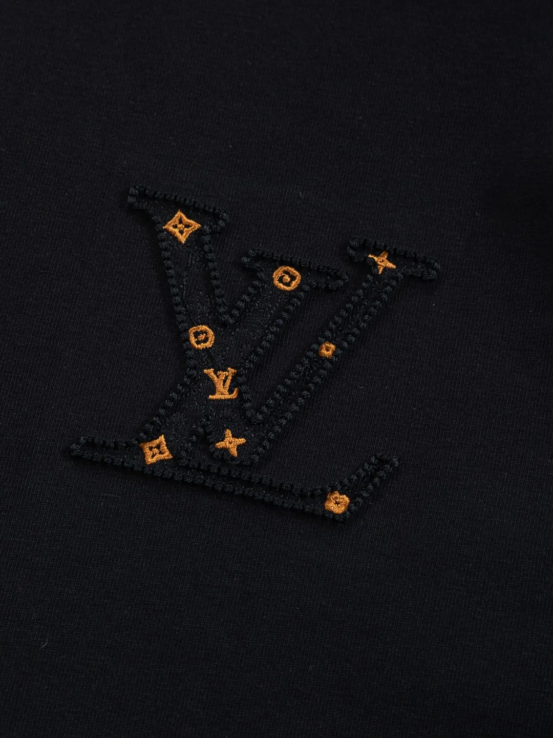 🅿️190 Louis Vuitton 1V LV micro-wide version S-XL LV 26ss New product counters are on the shelves at the same time Multiple craftsmanship Three-dimensional hollow gold dot letters embroidery on the chest🪡logo Large logo embroidery on the back hollow gold dot letters🪡logo Short-sleeved T-shirt Round neck short-sleeved T-shirt, the same style for men and women! Consigned to one-to-one creation. Synchronized with the official website, pure cotton fabrics at the counter! It is close to the skin and comfortable, durable and easy to wear. It has a classic and simple logo design and meticulous original craftsmanship. Short-sleeves, a must-have item for men, do not appear to be the same for the general public, but must be unique and eye-catching. This LV short-sleeve is all about quality, comfort, the same shape and fashion as always, including fabrics and cutting techniques. All of them have been made with great effort! 320 grams of washed pure cotton fabric, pure cotton is breathable, very refreshing and comfortable for daily wear. The rib knitting on the neckline is smooth and tight, and the neckline will not be skewed if you toss it at will. The loose version, you will find that it looks really good on the upper body. The overall is minimalist and neat, super versatile for daily use! Pair it casually with a pair of pants for a youthful look. A T-shirt will make your outfit crazy. It is a fashionable item that can never go wrong! Color: Black White Pink Size: S-XL Size chart: S: Shoulder width 50-Bust 56-Length 70 M: Shoulder width 52-Bust 57-Length 72 L: Shoulder width 54-Bust 59-Length 74 XL: Shoulder width 56-Bust 62-Length 76